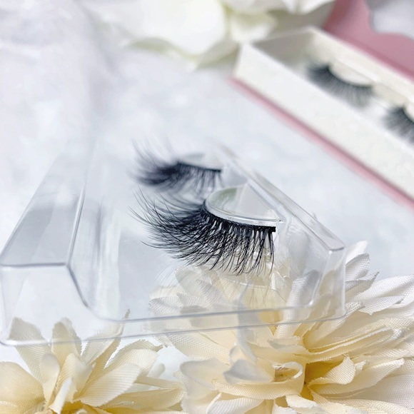 Feisty lashes - Picture 2 of 3